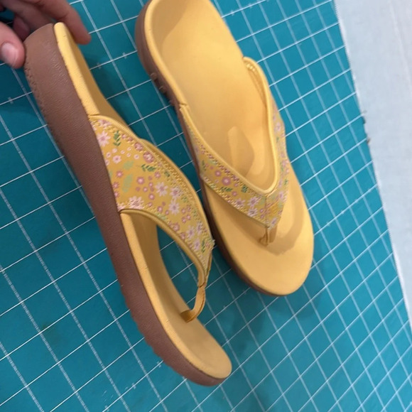 Yellow Floral Spenco Yumi Style Orthotic Flip Flops Size 9 1/2 Wide - Picture 8 of 9
